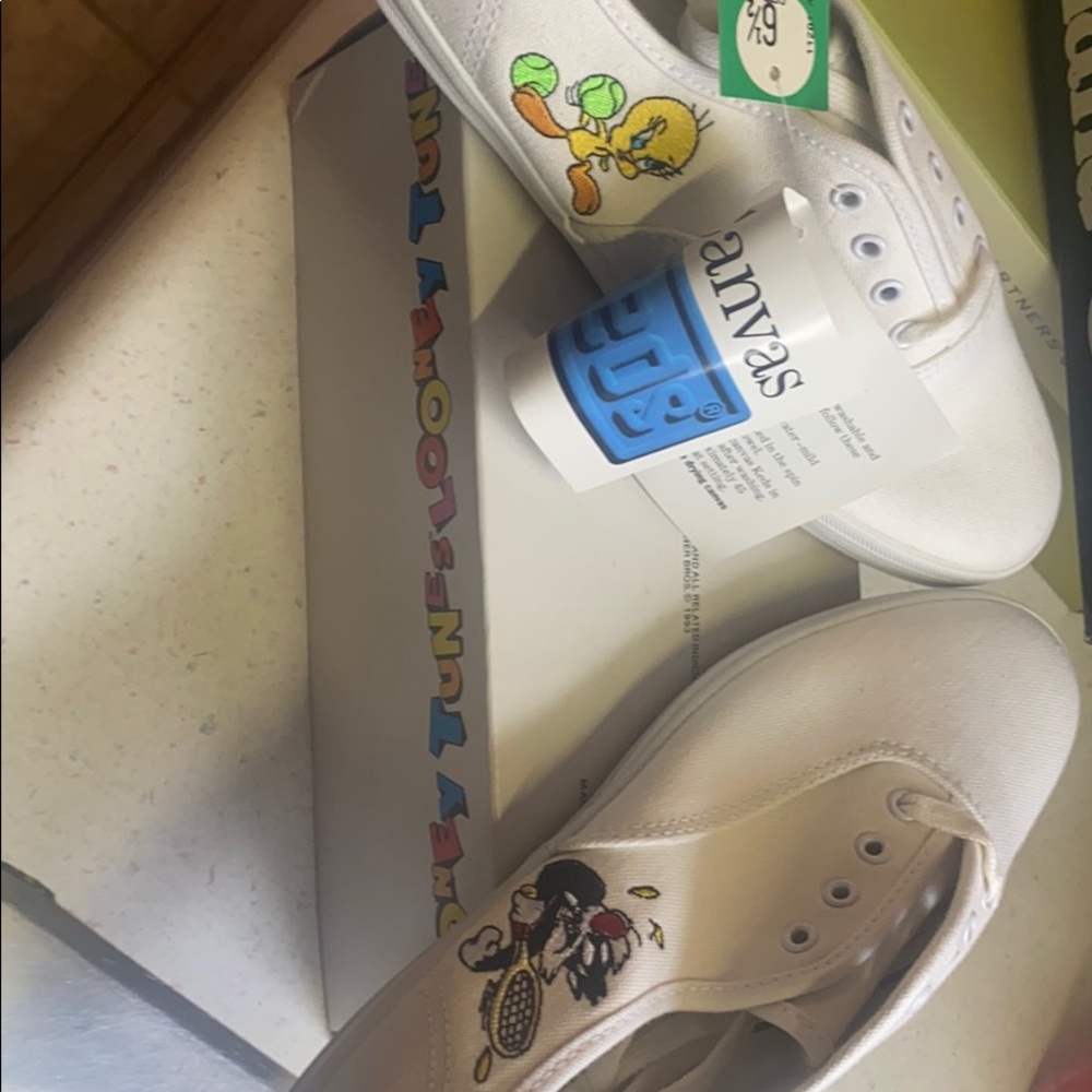 NWT Ked’s Looney Tunes shoes - size 6.5